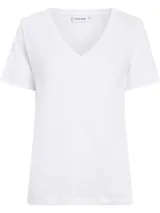 Remera blanca de lino con cuello en V y mangas cortas.