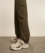 Pantalón deportivo color lila, confeccionado en microfibra pesada con viscosa certificada. Cuenta con cintura elástica ajustable, bolsillos cargo laterales y ajuste en el bajo.