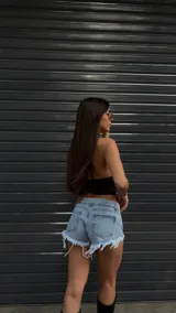 Short de jean celeste con terminación desflecada.