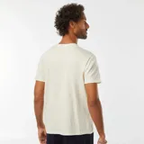 Camiseta de manga corta color beige con estampado de estilo vintage en color rojo.