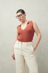 Top negro tejido sin mangas con escote en V y cuello tipo solapa.