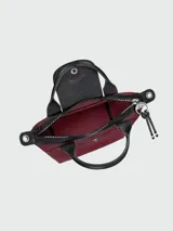 Bolso pequeño tipo tote o bandolera Longchamp modelo Le Pliage Energy XS, color borgoña (vino tinto), con asas cortas negras y correa larga ajustable negra.
