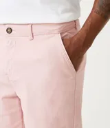 Bermuda masculina de corte slim, confeccionada en sarga lisa color blanco. Cuenta con bolsillos laterales, cierre con botón y cremallera, y trabillas para cinturón.