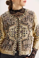 Saco corto dorado con lentejuelas y bordados con motivos geométricos y corazones.