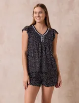 Conjunto de pijama de short y remera de tejido soft estampado, con escote en V con aplique de puntilla, botones y detalle plisado. Short con cintura elastizada.