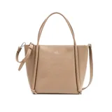Bolso tote color beige, de cuero sintético, con doble asa de mano y correa bandolera desmontable y regulable. Tiene cierre superior, herrajes dorados y un bolsillo interno con cierre.
