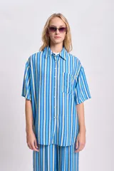 Camisa de manga corta con diseño a rayas verticales en azul, celeste y amarillo.