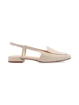Zapato destalonado color beige, con punta semi-cuadrada, vivo al tono en cuero charol y taco bajo forrado.