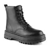 Bota de caña media color negro, con cordones y suela de plataforma track.