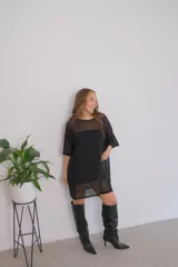 Remerón negro de tul con vestido strapless negro debajo.