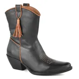Bota de cuero negra con detalles en marrón, de estilo texano, con puntera afilada y bordados decorativos en el empeine. Presenta un tirador lateral con flecos y un ribete marrón en la parte superior.