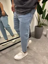 Pantalón de jean celeste, corte slouchy y tiro alto.
