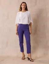 Pantalón verde esmeralda de gabardina elastizada, marca Zac & Rachel. Corte recto, pretina ancha pespunteada, bolsillos simulados y largo al tobillo.