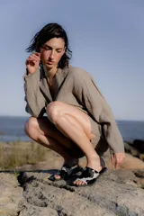 Sandalias planas con estampado animal print, de diseño minimalista con punta cuadrada.