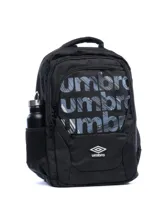 Mochila deportiva Umbro color negro con estampado repetido del logo Umbro en tonos de gris. Cuenta con bolsillo lateral de malla para botella y asa de mano superior.