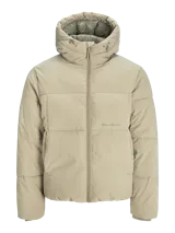 Campera puffer color beige con capucha ajustable, cierre de cremallera, bolsillos frontales y puños acanalados.