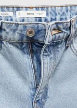Pantalón de jean celeste de corte recto, tiro medio y largo cropped.