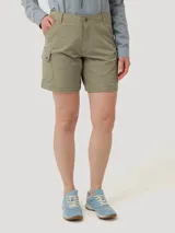 Pantalón desmontable color verde claro, estilo cargo, recto y de tiro medio. Confeccionado con fibras recicladas y tecnología Natural Flex. Cuenta con bolsillos laterales, filtro UPF +50 y piezas desmontables para transformarlo en short.