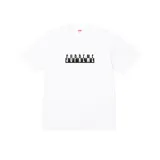 Camiseta blanca de manga corta con el logo de Supreme estampado en negro en el pecho.