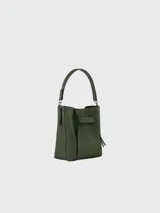 Bolso tipo hobo Longchamp modelo 3D M, color verde oliva, confeccionado en cuero granulado.