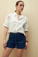 Short de jean celeste con bolsillos delanteros con solapa y ruedo con dobladillo.