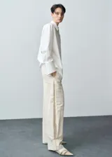 Pantalón de tiro medio color beige, estilo jogger con diseño balloon, cintura elástica, pinzas en el bajo y forro interior.