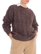 Sweater color crudo de lana de oveja y alpaca, con cuello redondo y diseño de trenzas.