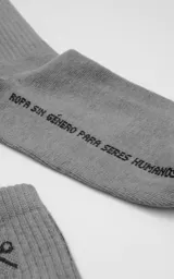 Medias 3/4 de algodón color gris melange, con diseño acanalado. Llevan un pequeño logo bordado en la parte superior de la caña.