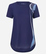 Remera deportiva blanca de microfibra texturizada, con cuello redondo, mangas cortas y estampa lateral de ondas en azul y fucsia.