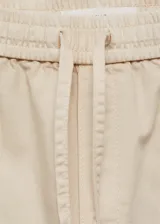 Pantalón color crema de corte recto, con cintura elástica ajustable con lazo, tiro medio y bolsillos cargo.