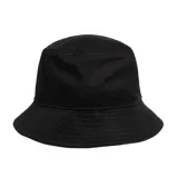 Gorro tipo bucket negro con logo de CAT bordado en blanco y amarillo en el frente.