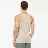 Musculosa beige de algodón con textura acanalada, corte ajustado y cuello redondo.