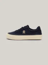 Zapatillas Tommy Hilfiger de lino orgánico color azul marino, con suela de goma color crema y logo TH bordado en dorado.