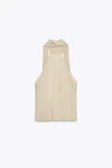 Top de cuello halter color beige, con lazada tipo foulard, forro interior y cierre lateral con cremallera oculta.