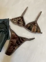Conjunto de lencería de terciopelo marrón con estampado abstracto en tonos tierra. Incluye bralette triangular con breteles regulables y tanga regulable.