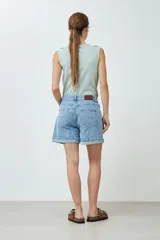 Short de jean celeste con bolsillos delanteros y traseros, y ruedo desflecado.