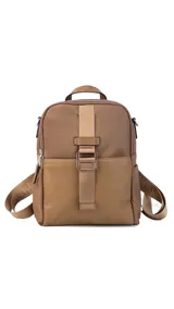 Mochila color beige combinada en tela impermeable y cuero sintético, con correa corta para usar como cartera. Incluye un bolsillo grande con cierre al frente y bolsillos laterales.