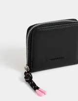 Billetera negra de cuerina con cierre circundante y tirador de cordón y goma.