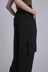 Pantalón cargo negro de corte ancho con bolsillos laterales grandes.