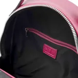 Mochila color púrpura de símil cuero con acceso por cierre. Tiene un bolsillo externo con cierre y bolsillos internos, uno con cierre y dos abiertos. La correa es regulable y el asa es fija. El interior es de tela de algodón y poliéster. Tiene el logo de XL Extra Large al frente.