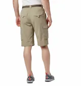 Bermuda de hombre color gris oscuro, con bolsillos cargo laterales con cierre y logo de la marca bordado en la pierna derecha. Incluye cinturón negro con hebilla plástica.