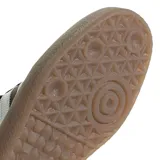 Championes Adidas Sambae W de cuero negro con las tres tiras blancas y suela de goma color caramelo.