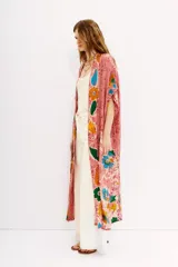 Kimono largo de viscosa color rosado con estampado floral en tonos celeste, amarillo y verde.