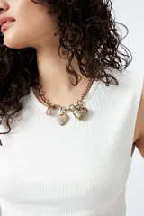 Musculosa blanca de punto acanalado con calce al cuerpo y terminación cropped.