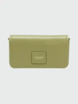 Bolso bandolera Marc Jacobs modelo The Mini Bag, color celeste, confeccionado en cuero granulado, con correa de tela ajustable y desmontable. Presenta el logo de la marca estampado en el frente.