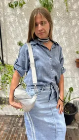 Camisa celeste de lino con mangas 3/4 y cuello camisero.