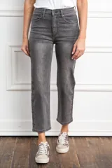 Jean flare de tiro medio en color gris con detalles de aplicaciones y corte ajustado en la parte superior.