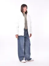 Campera puffer color gris topo, con cuello alto y cierre frontal.