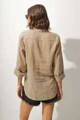 Camisa color beige de lino con cuello mao y mangas 3/4 con botón para sujetar.
