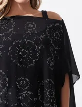 Poncho negro de gasa con apliques de brillos, de la marca Jessica Mc Clintock.